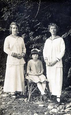 Portrait of 3 sisters? Havelock